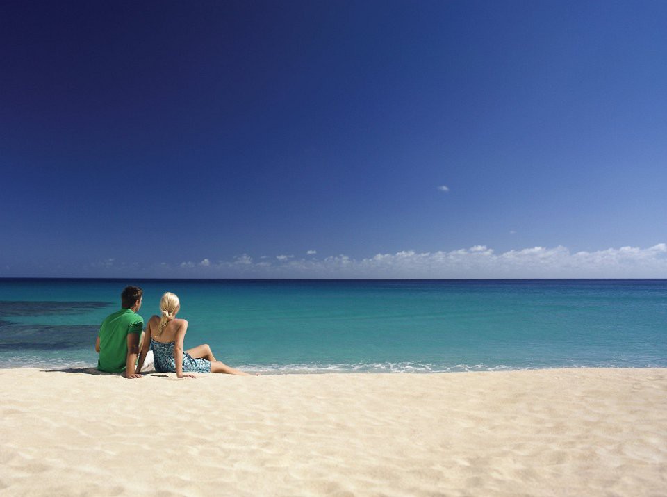 YASY20A_CoupleOnBeach