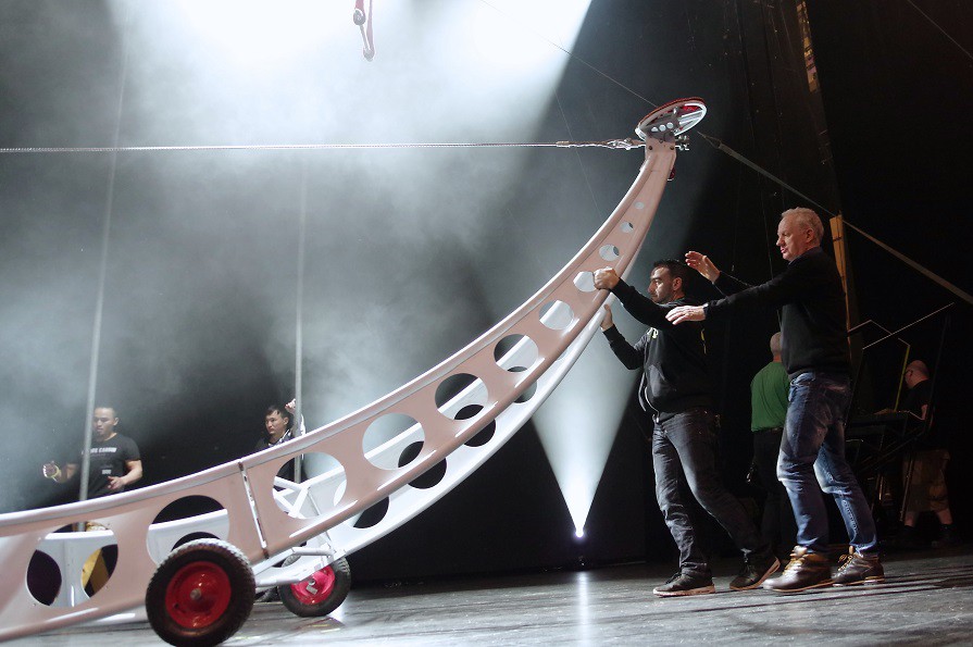 philip gandey细细个已经参与杂技团表演,仲系表演飞刀!