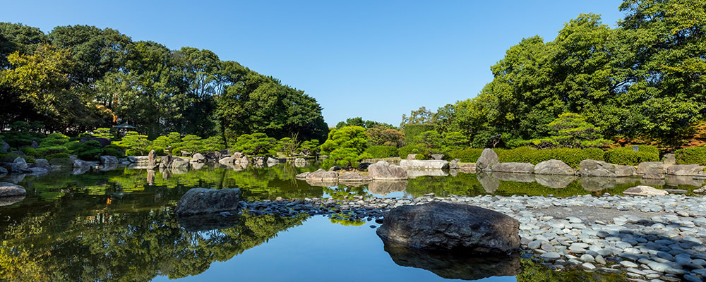 大濠公園日本庭園是為了紀念大濠公園開園50週年,福岡縣於1984年建造這座築山林泉迴遊式日式庭園。